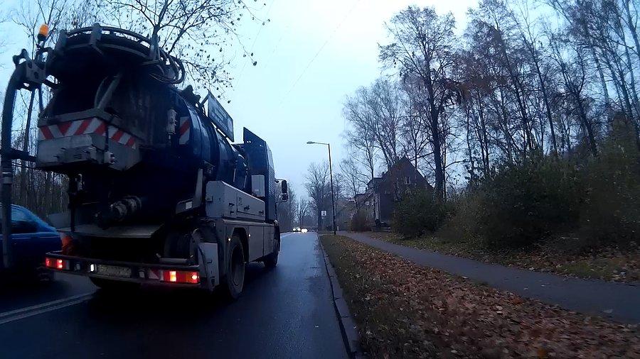 SZ 10914 -kretyn wyprzedzający na gazetę, na podwójnej ciągłej i gdy z naprzeciwka jadą samochody