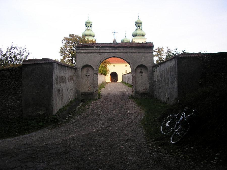 Śrebrna Góra zdobyta! Brama klasztoru Kamedułów na Bielanach