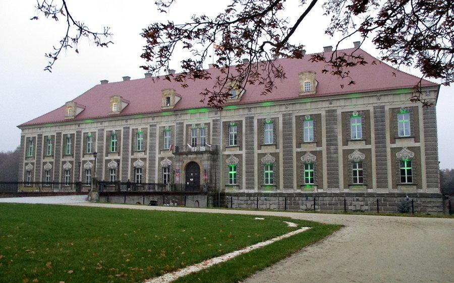 Pałac w Żaganiu. Zieloną iluminację już włączyli