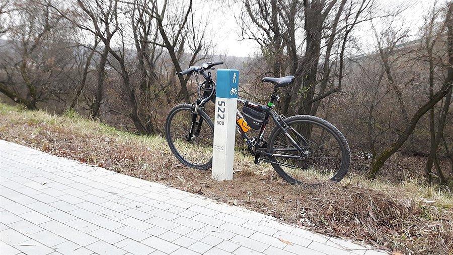 Słupek kilometrowy na nadwiślańskiej drodze rowerowej Most MC-S