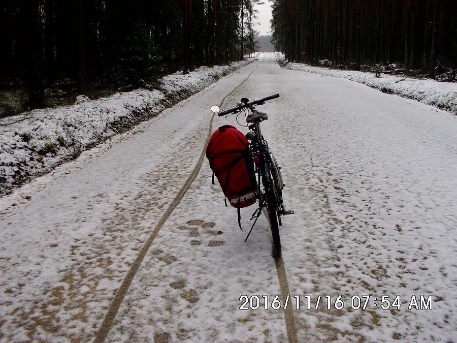 W którą stronę jechał ten rowerzysta, którego ślad widać na zdjęciu? nie odgadłem