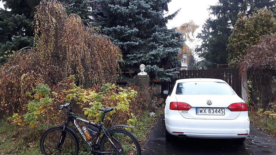Przed domem rzeźbiarza na ul. Rymkiewicza