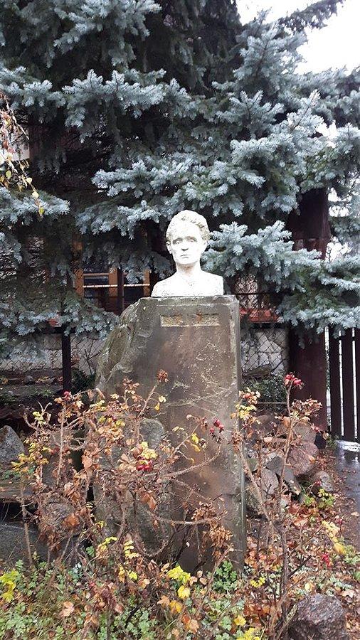 Tu stało poprzednio popiersie mjr. Hubala