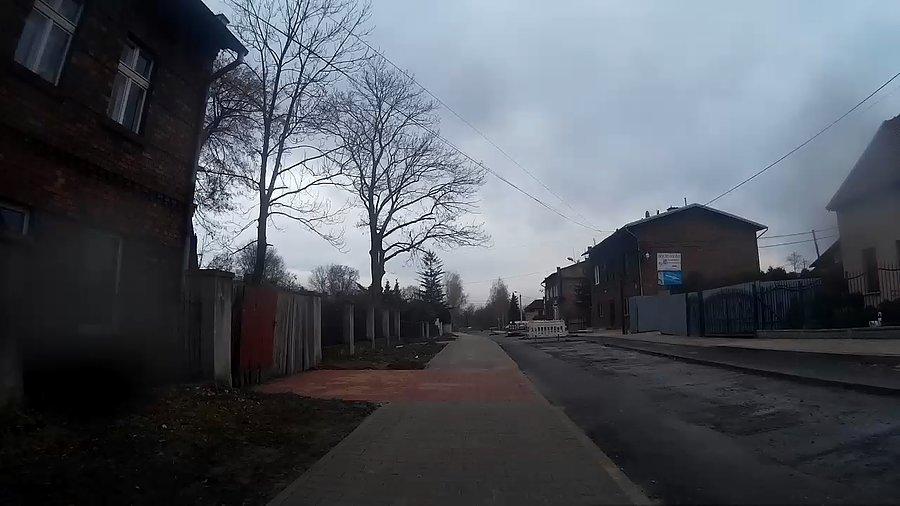 Dziury w nowiutkim asfalcie