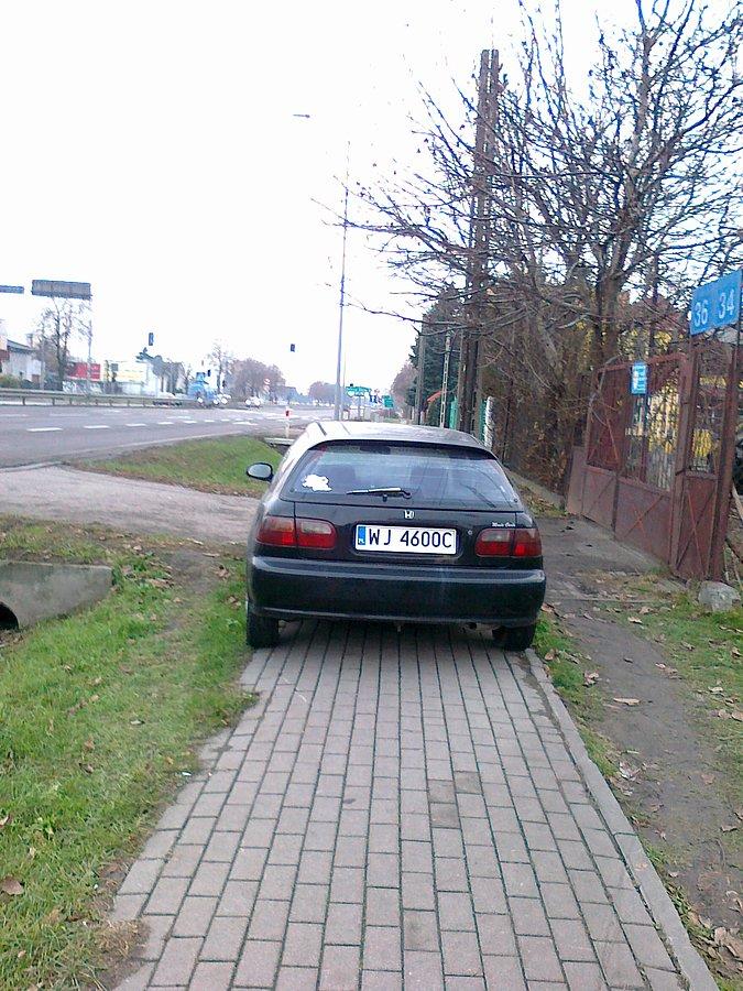 To auto stoi na chodniku już tak dawno ( albo stale), że piesi wydeptali ścieżkę obok