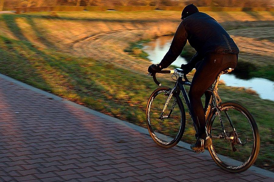 Rowerzysta nad Bystrzycą