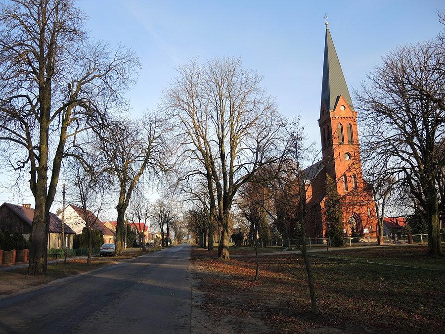 Kościół w Gębicach i trasa w kierunku Gębiczyna
