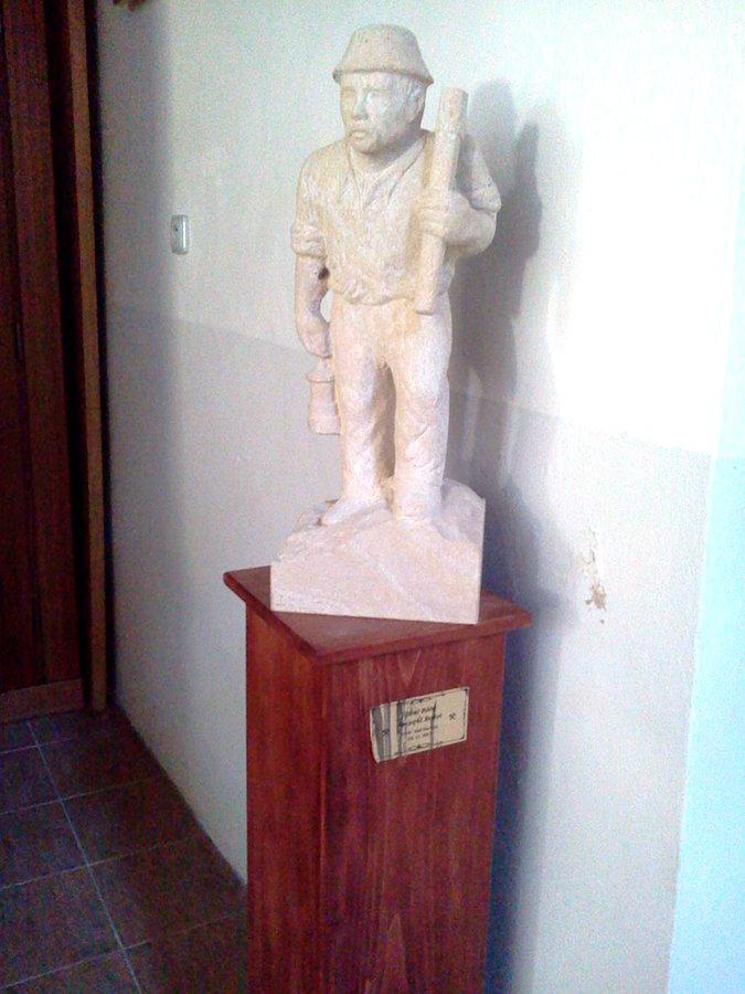 Figura górnika w kościele