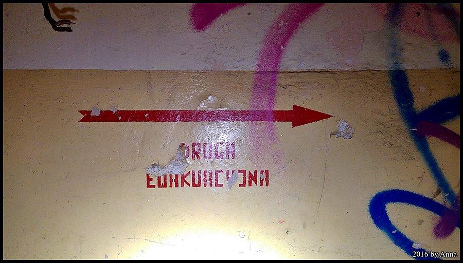 Drudzy szukają wyjść ewakuacyjnych