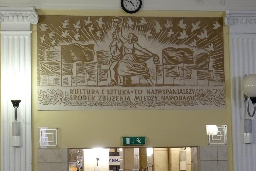 Propaganda internacjonalistyczna na dworcu kolejowym w Skierniewicach
