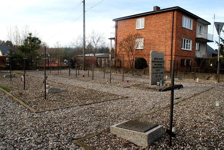 Kiełczówka - dziwną lokalizację ma ten cmentarz - pomiędzy zabudowaniami wsi