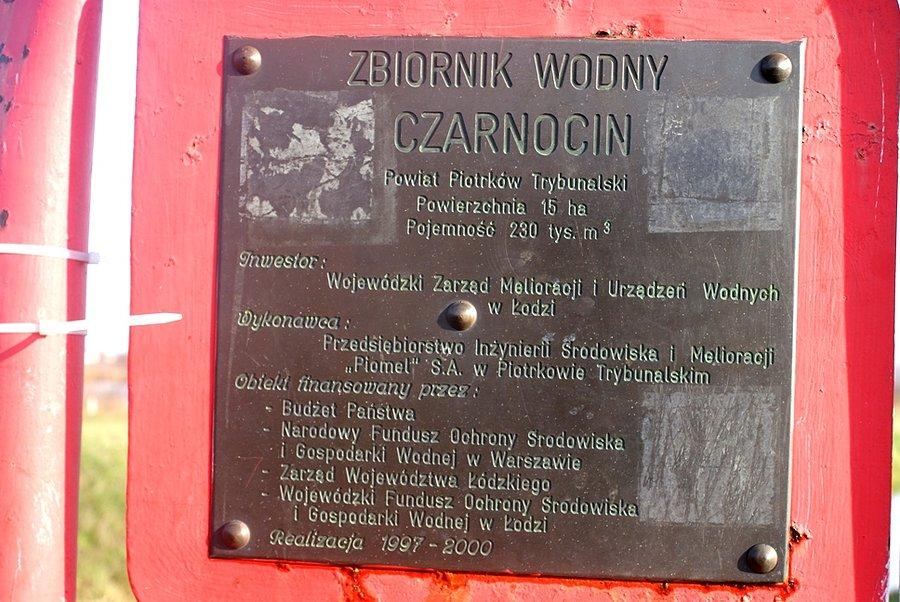 Tablica informacyjna przed zbiornikiem wodnym
