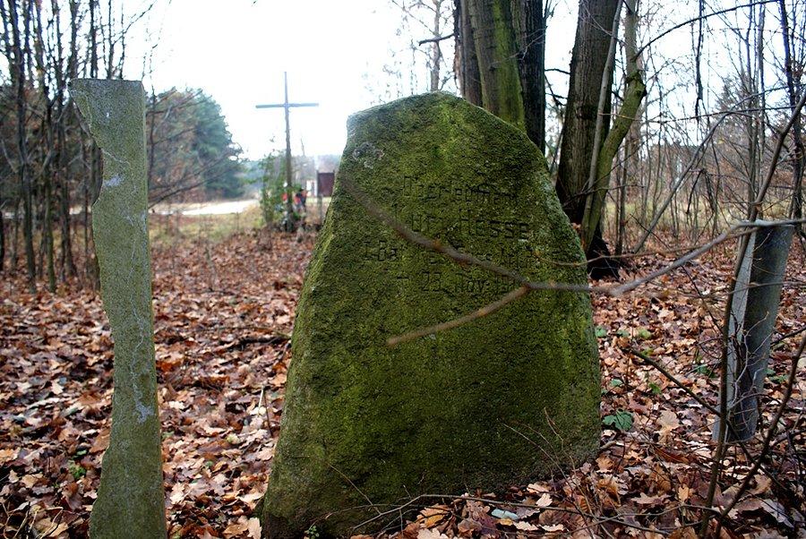 Borowa - na cmentarzu ewangelickim znajdują się nagrobki trzech żołnierzy niemieckich poległych podczas bitwy łódzkiej w 1914r