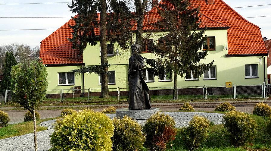 Pomnik angielskiej pisarki Elisabeth von Arnim