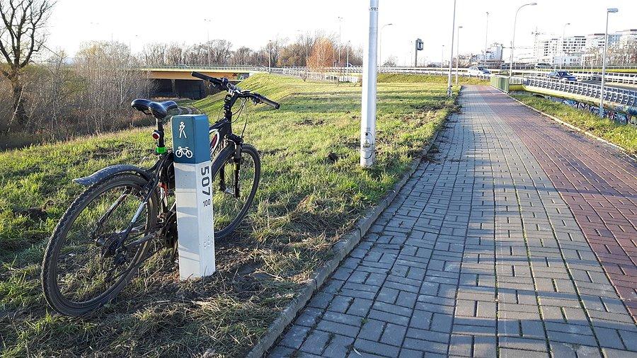 Słupek kilometrowy przy Siekierkowskim - 15 km od MS-C