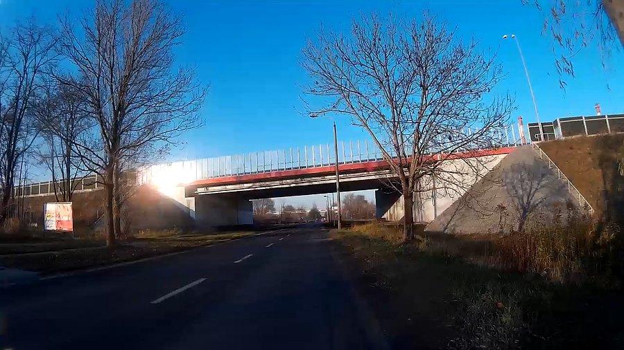 Słońce odbija się w szybach