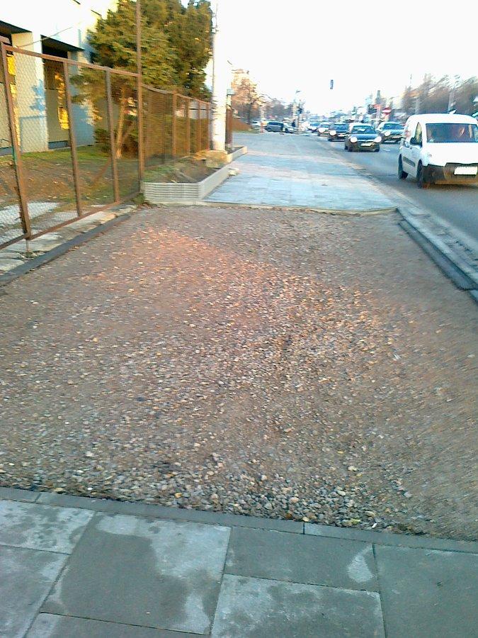 Przy Straży niby nie ma ddr, ale taki chodnik też nie może zostać