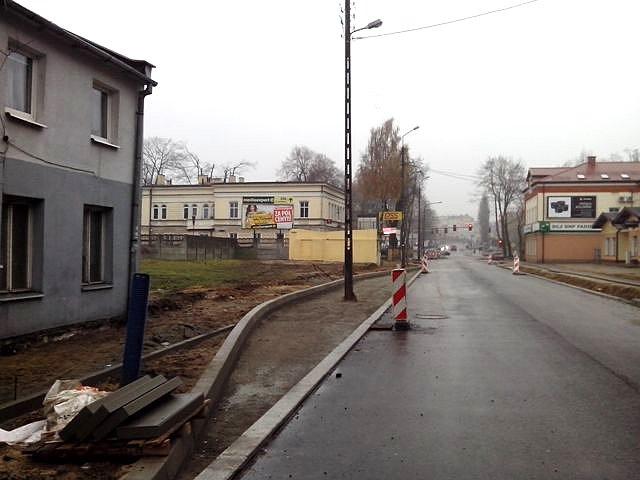 Absurd drogowy na remontowanej ul. Warszawskiej w Tomaszowie Maz