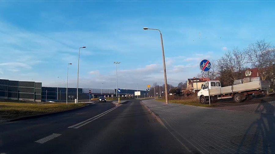 Od jakiegoś czasu stoi tu nie wiadomo po co znak koniec drogi rowerowej, tyle, że nigdzie nie ma jej początku