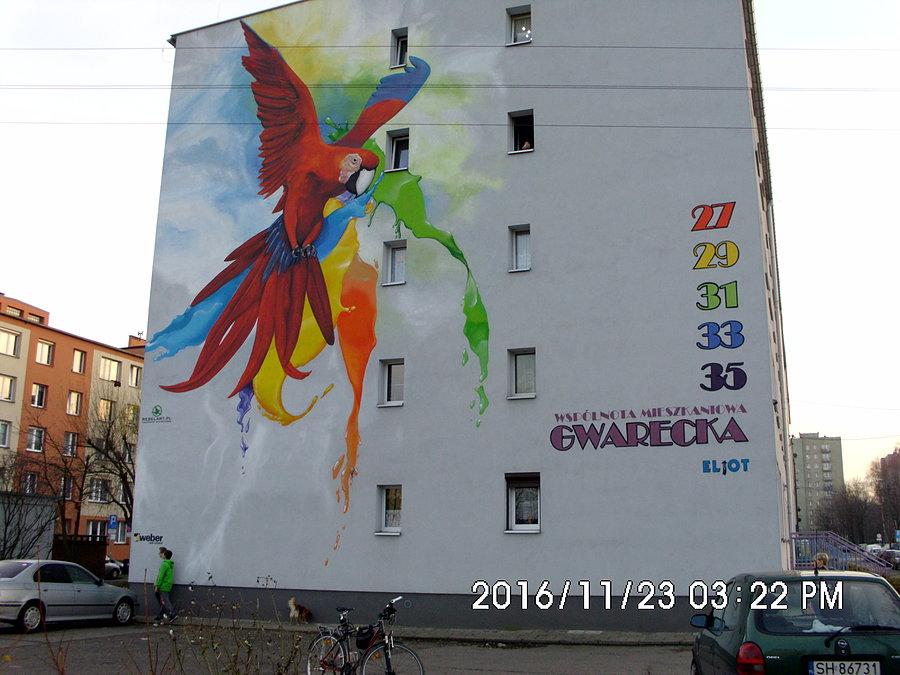 Okazuje się, że nawet zwykłe bloki z lat sześćdziesiątych można ładnie przyozdobić - jak się chce to można :)