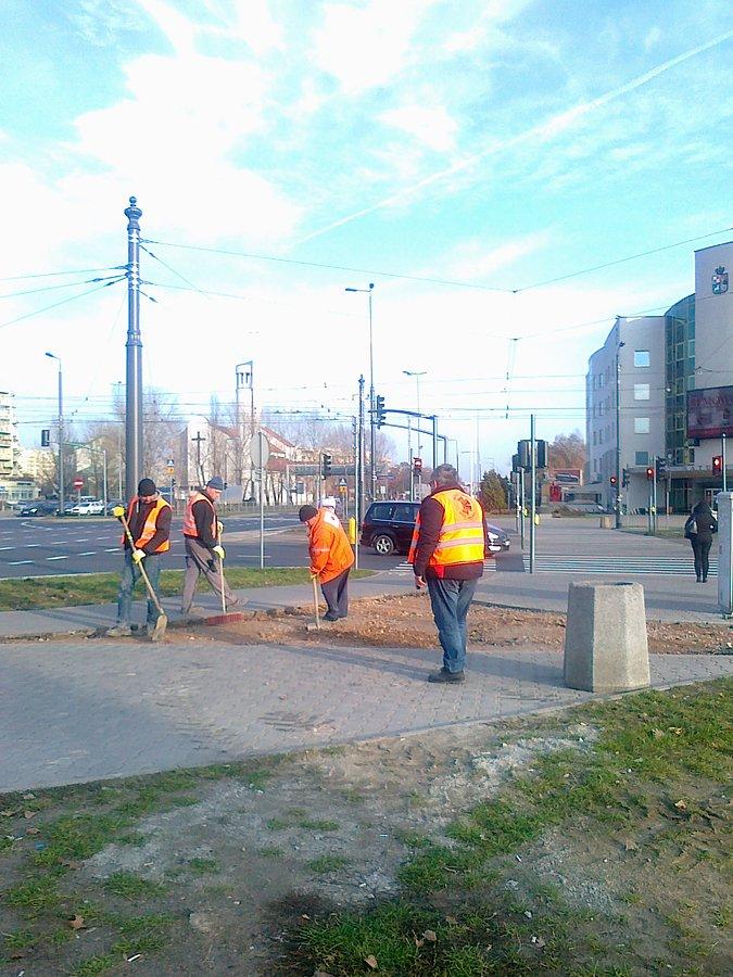 Panowie zdjęli asfalt i grabią żwirek na ddr
