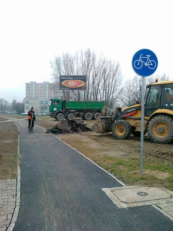 Dziś jest już nowy asfalt, a własnie zabierają stary. Ciekawe, ile ten poleży