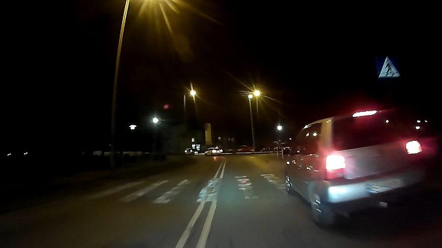 Mistrz zatrzymywania się, nie dość że na zakazie to jeszcze częściowo na przejściu dla pieszych
