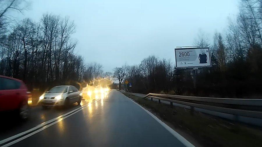 Samochody jadą w kierunku Ligoty