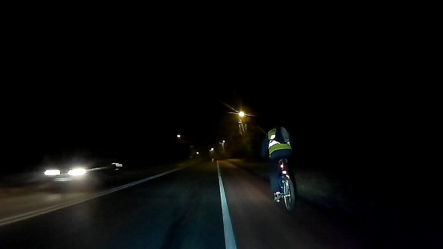 Dobrze ubrany rowerzysta :)
