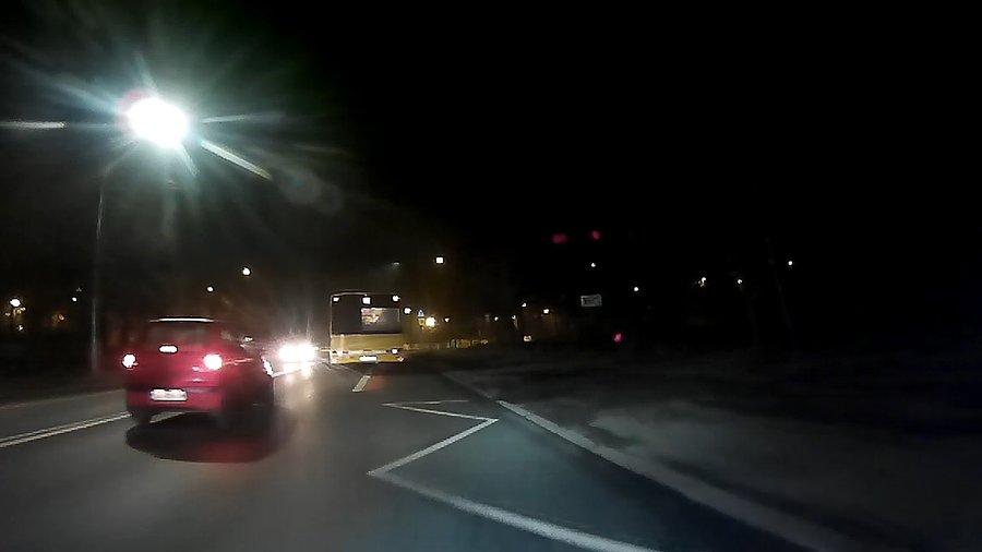 Jakiś niezdecydowany kierowca autobusu