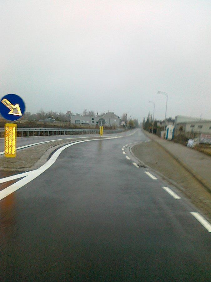 Dlaczego tu jest " wybrzuszenie" na równej drodze?