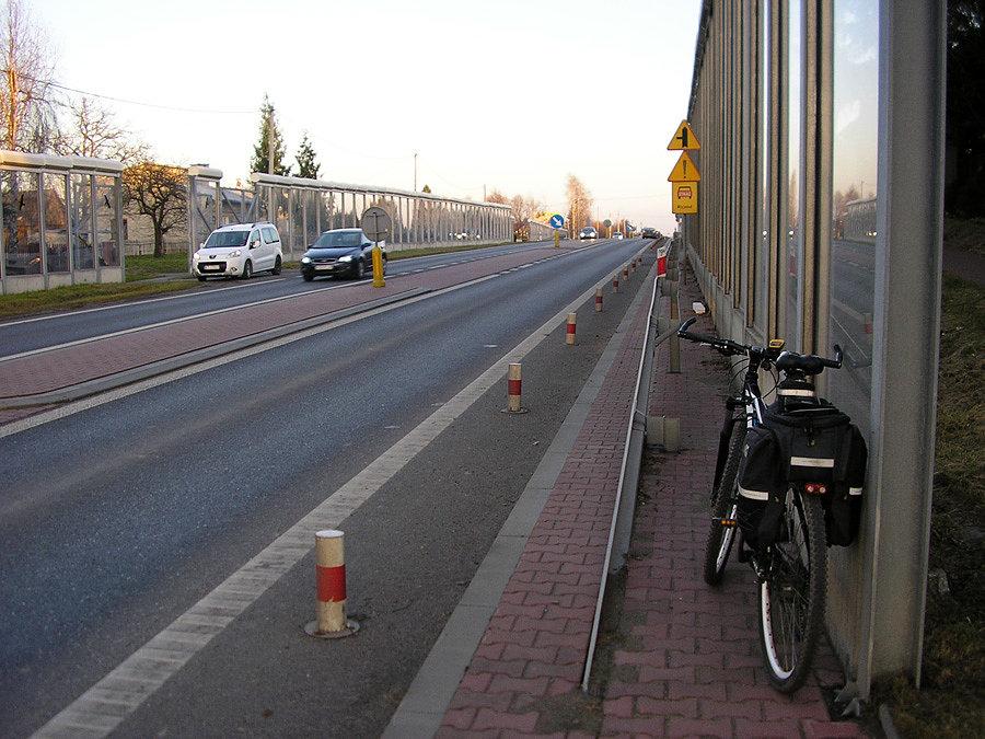 Pomnik ludzkiej głupoty. No to jadę pasem i blokuję auta, nie moja wina