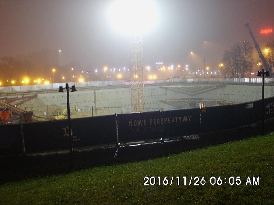Budowa przy katowickim Rondzie w nocnej scenerii
