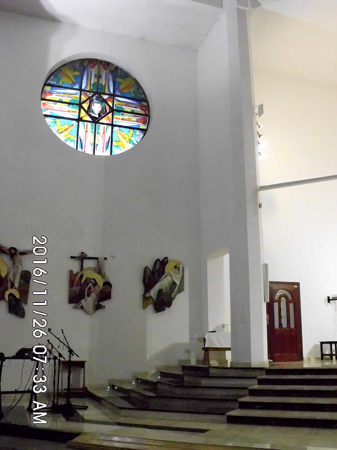 Wnętrze kościoła pod wezwaniem Świętego Rafała Kalinowskiego na Osiedlu Piastów w Sosnowcu