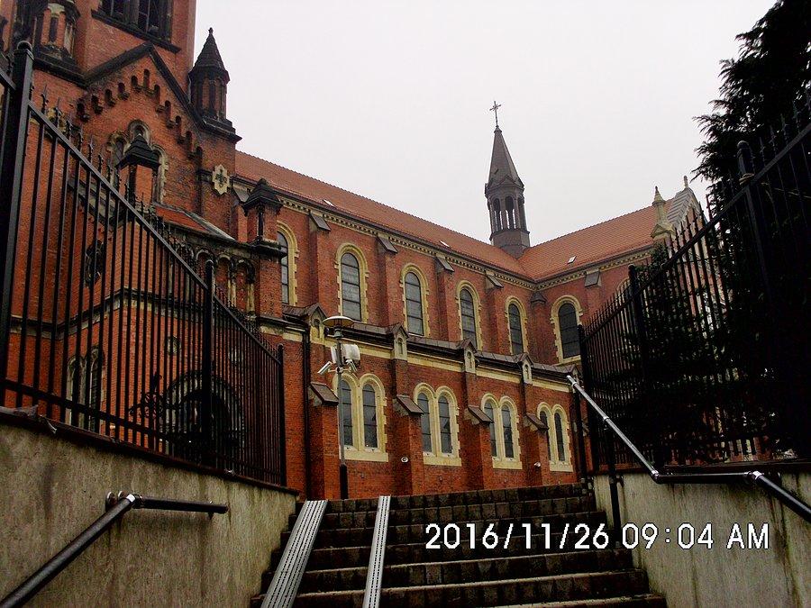 Boczna elewacja bazyliki katedralnej pod wezwaniem Wniebowzięcia Najświętszej Maryi Panny w Sosnowcu