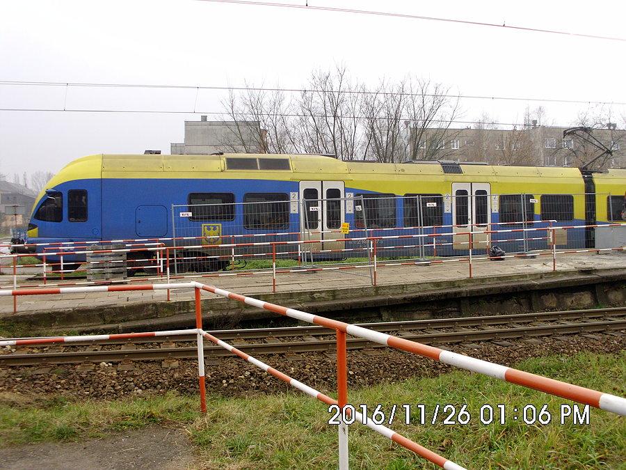 EN 75 FLIRT jako pociąg osobowy Kolei Śląskich rusza z przystanku Będzin Ksawera w stronę Częstochowy
