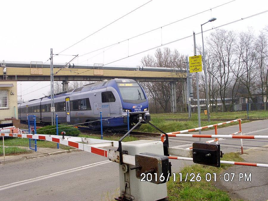 ED 160 FLIRT jako pociąg IC "HUTNIK" relacji Gdynia Główna-Katowice mija na biegu przystanek Będzin Ksawera