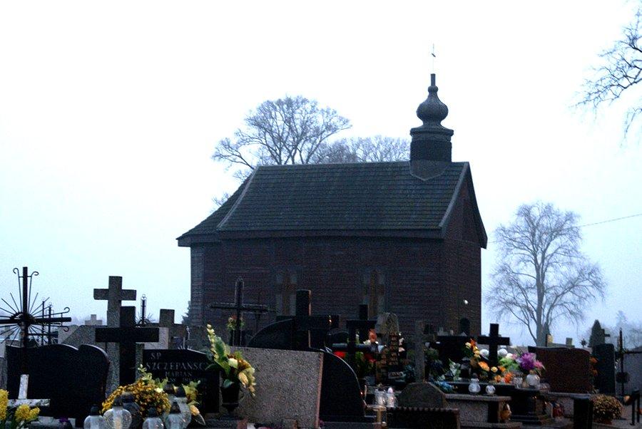Zabytkowa kaplica (1880r.) pw. Ukrzyżowania Pana Jezusa na terenie cmentarza w Rząśni