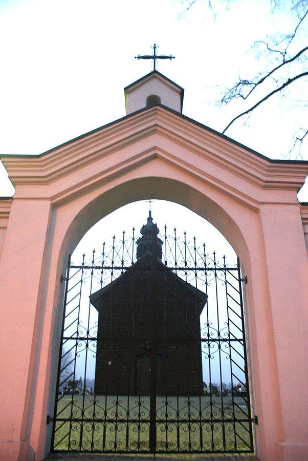 Główna brama cmentarza w Rząśni