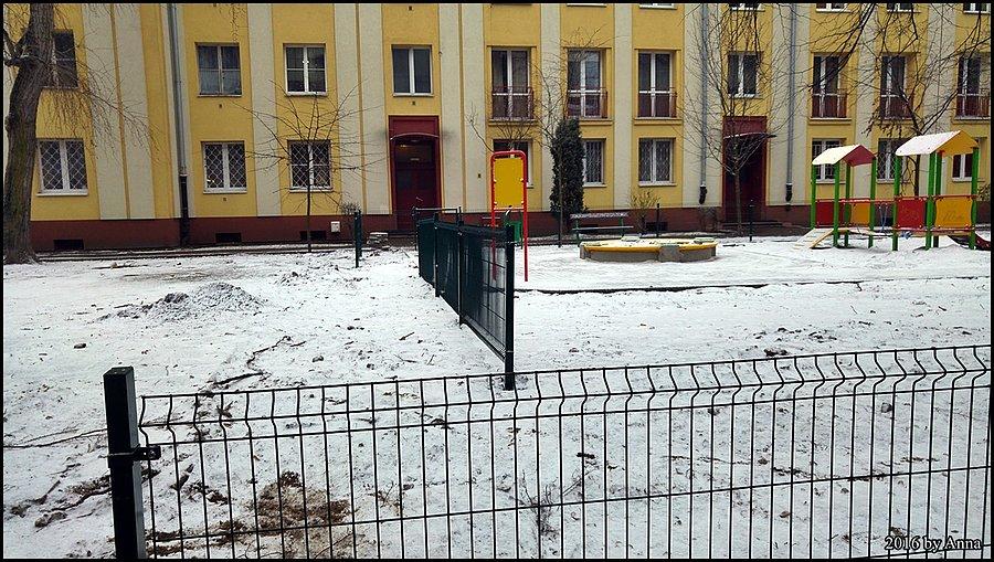Nie rozumiem inwencji twórczej w budowie nowego placu zabaw. To po co zamykane furtki? Myślałam że zrobią naokoło, żeby psy nie srały do piaskownicy