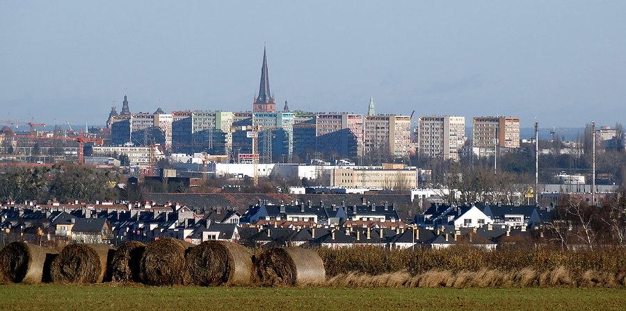 Widok spod Karwowa - w oddali Szczecin w słońcu