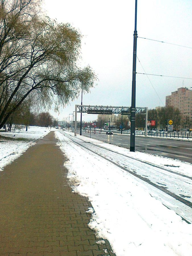 Na Powstańców dziś odśnieżony chodnik, ddr odsnieża się sama