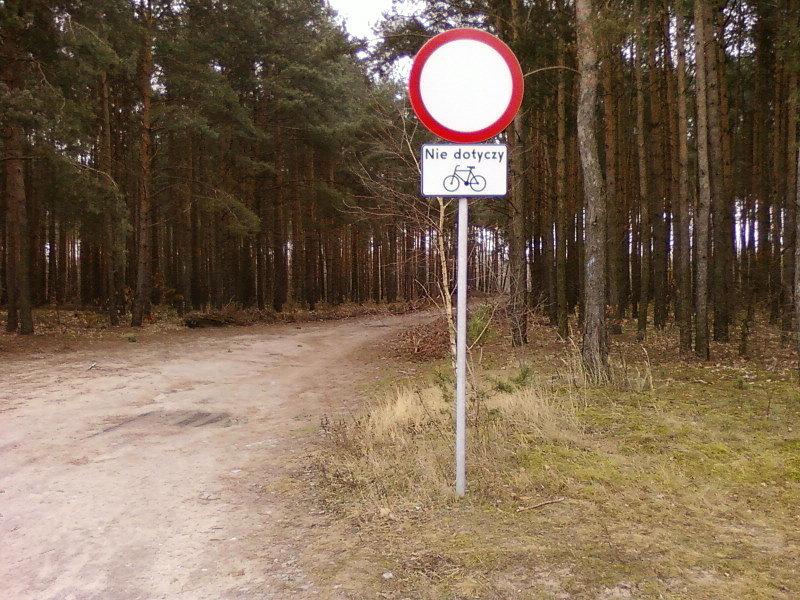Znak przy wjeździe do lasu