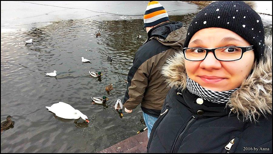 Mały śpi, a duży bawi się z ptaszkami :)