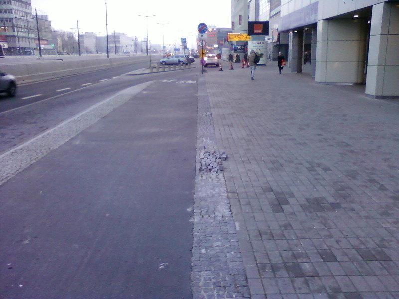 Uszkodzona opaska granitowa przy Piłsudskiego