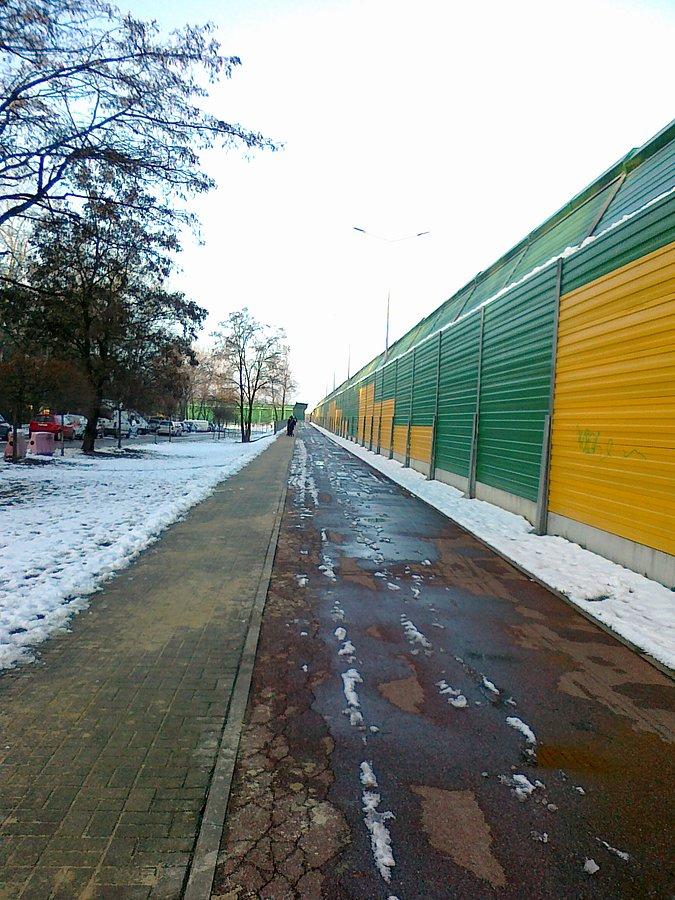 Na wiadukcie nad S8 odśniezony tylko chodnik, z ddr śnieg znika w sposób naturalny