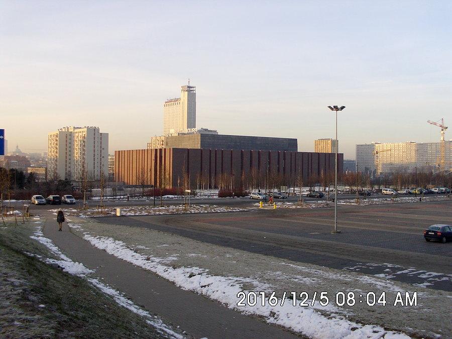 Z lewej kopuła Katedry pod wezwaniem Chrystusa Króla w Katowicach a w centrum nowy gmach NOSPR-u