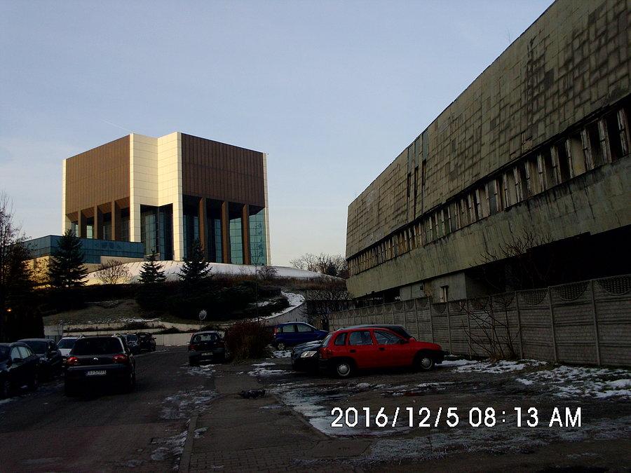 A w głębi okazały gmach Biblioteki Śląskiej