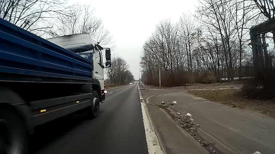Jedyny debil który nie dość że jechał za szybko to na dokładkę trochę za blisko