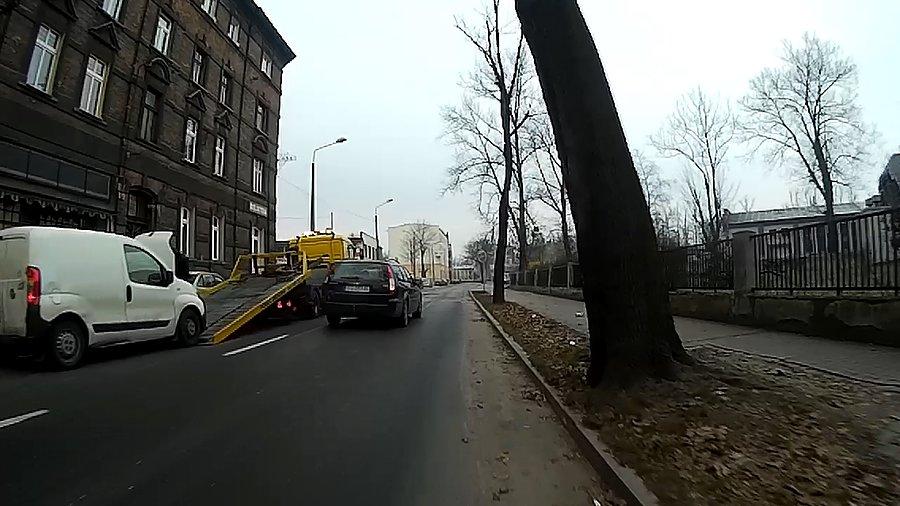Na bł. Czesława. podobno wczoraj tutaj się działo jakiś mądry jechał z 3 promilami i nieco poszerzał "światło" drogi ;)